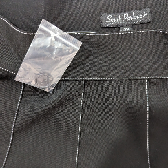 Smak Parlour Plus Size Black Pleated Mini Skirt - 1X/16 - Picture 3 of 4